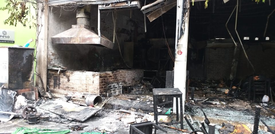 Ảnh: Quán cafe bị thiêu rụi sau tiếng nổ trong bếp