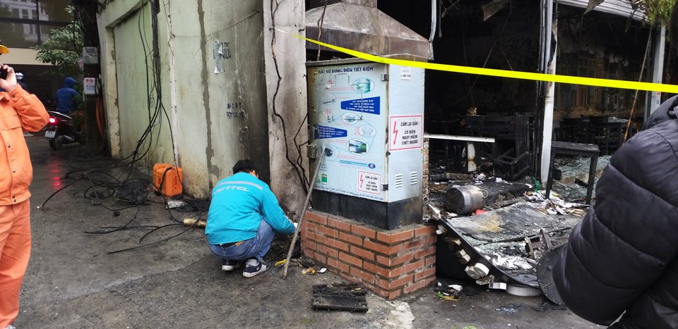 Ảnh: Quán cafe bị thiêu rụi sau tiếng nổ trong bếp