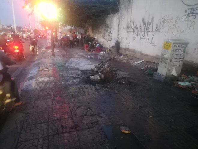 Hai vợ chồng trẻ bất lực đứng nhìn xe tay ga bốc cháy trên đại lộ Phạm Văn Đồng