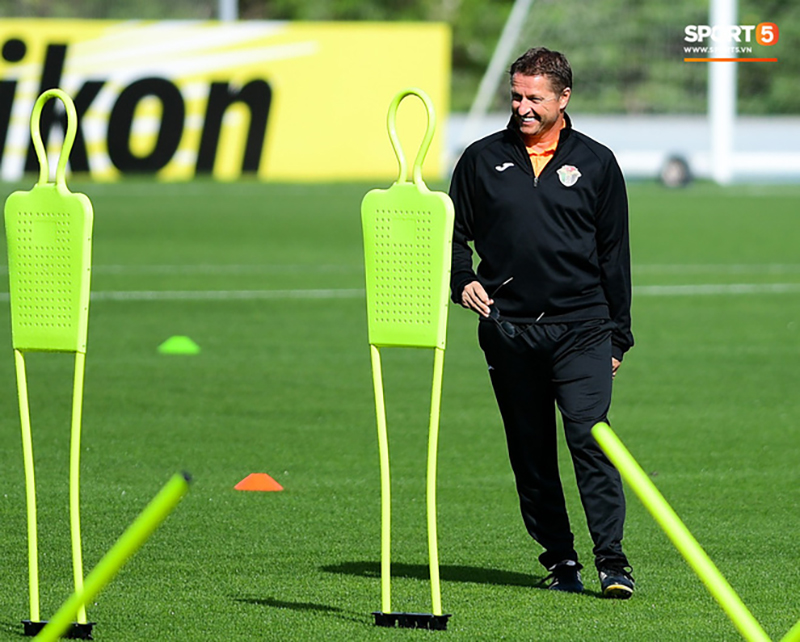 HLV tuyển Jordan khẳng định biết phải làm gì để khiến Việt Nam tắt điện