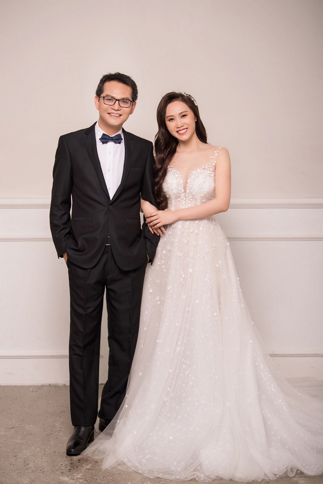 NSND Trung Hiếu được vợ kém 19 tuổi hôn ngọt ngào trong ngày cưới ở Sơn La