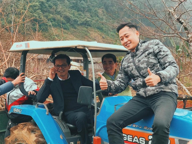 NSND Trung Hiếu được vợ kém 19 tuổi hôn ngọt ngào trong ngày cưới ở Sơn La