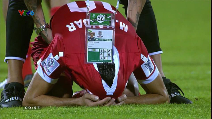 Cầu thủ Lebanon gục khóc nức nở khi phải nhường vé cho Việt Nam