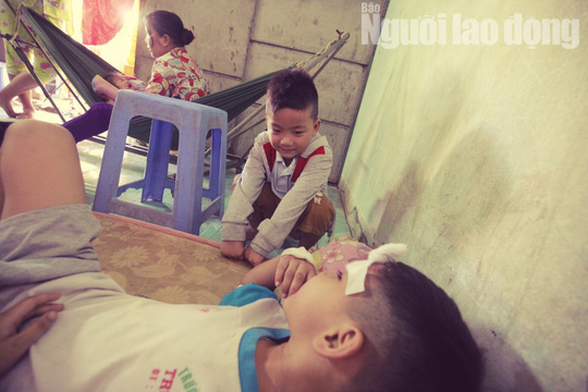 Vợ chồng chết dưới bánh container, 3 trẻ chơi vơi trong đêm đầu thiếu hơi cha mẹ