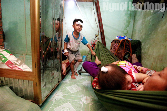 Vợ chồng chết dưới bánh container, 3 trẻ chơi vơi trong đêm đầu thiếu hơi cha mẹ