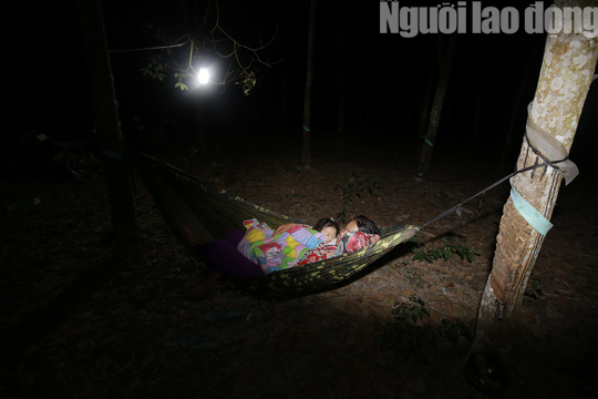 Vợ chồng chết dưới bánh container, 3 trẻ chơi vơi trong đêm đầu thiếu hơi cha mẹ