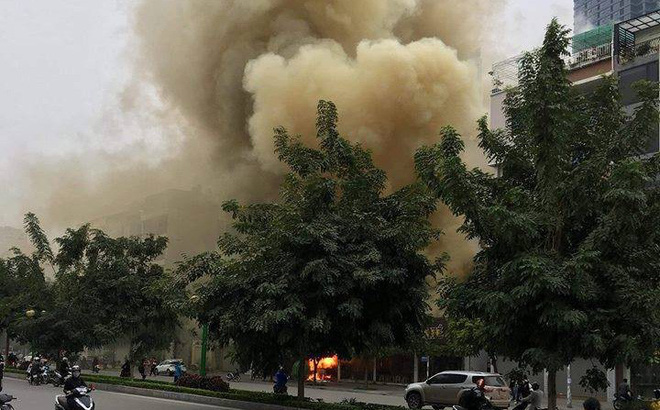 Cháy quán cháo ếch ở Hà Nội, cột khói bao trùm cả góc phố