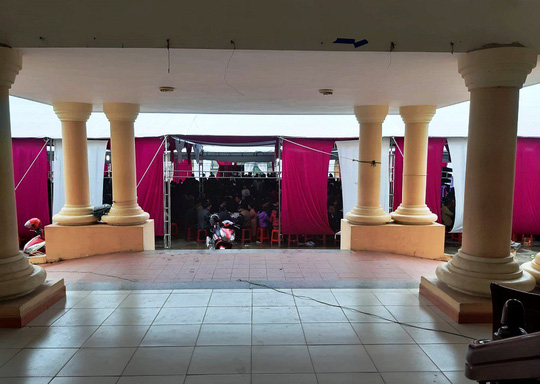 Chủ tịch xã giải thích gì về việc tổ chức đám cưới con cán bộ ngay trụ sở?