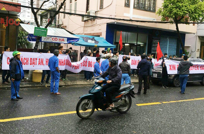 Hàng trăm người vây trụ sở công ty ở Đà Nẵng đòi sổ đỏ