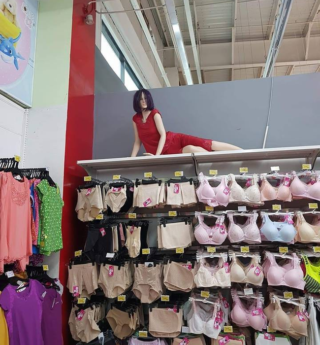 Hào hứng đi mua đồ lót sexy về hâm nóng tình cảm với ông xã, vợ trẻ suýt mất vía khi chứng kiến vật này trong cửa hàng