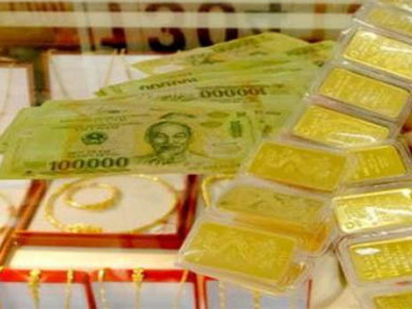 Giá vàng hôm nay 18/1: Ồ ạt mua vàng, tích USD