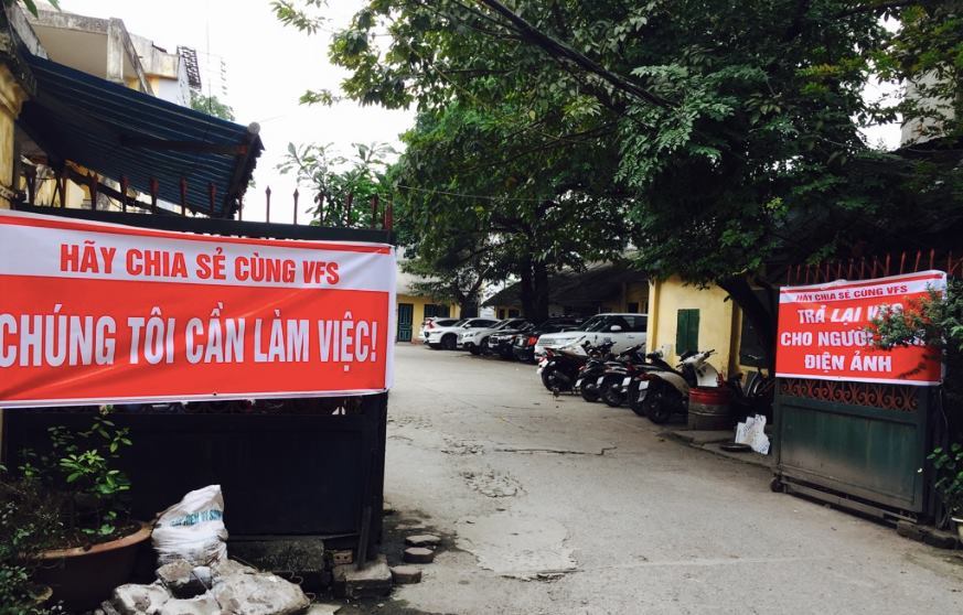 Bị nghệ sĩ căng biểu ngữ đuổi, chủ Hãng phim truyện Việt Nam xin lỗi