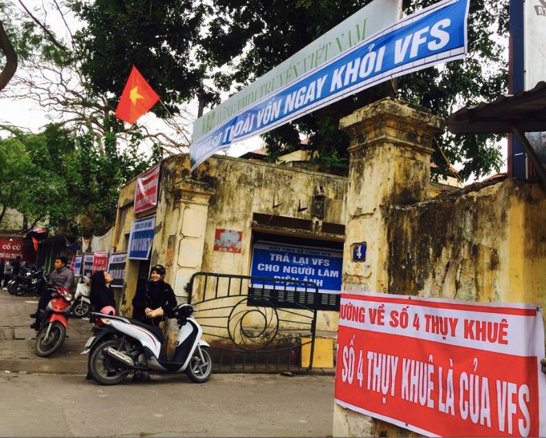 Bị nghệ sĩ căng biểu ngữ đuổi, chủ Hãng phim truyện Việt Nam xin lỗi