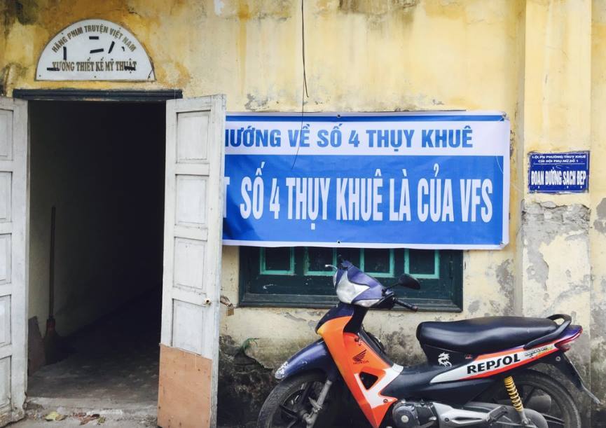 Bị nghệ sĩ căng biểu ngữ đuổi, chủ Hãng phim truyện Việt Nam xin lỗi