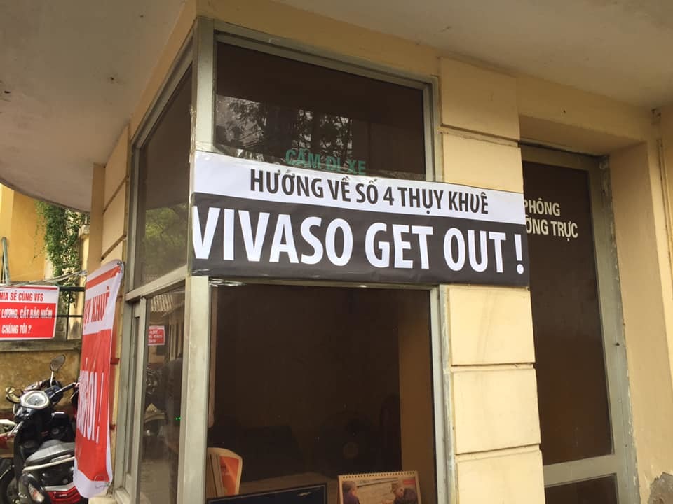 Bị nghệ sĩ căng biểu ngữ đuổi, chủ Hãng phim truyện Việt Nam xin lỗi