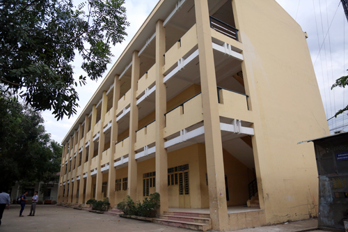 Nữ sinh gãy 2 chân khi bị mảng bêtông rơi trúng ở sân trường