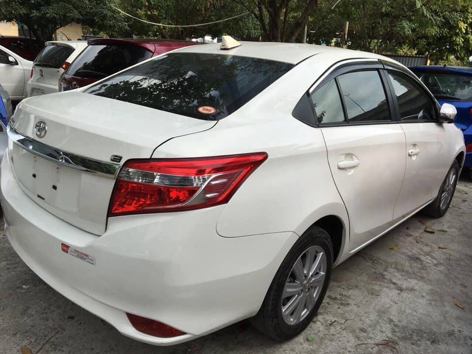 Ôtô 300 triệu cận Tết: Dân buôn đút túi cả trăm triệu