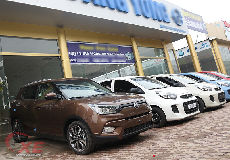 Ôtô 300 triệu cận Tết: Dân buôn đút túi cả trăm triệu