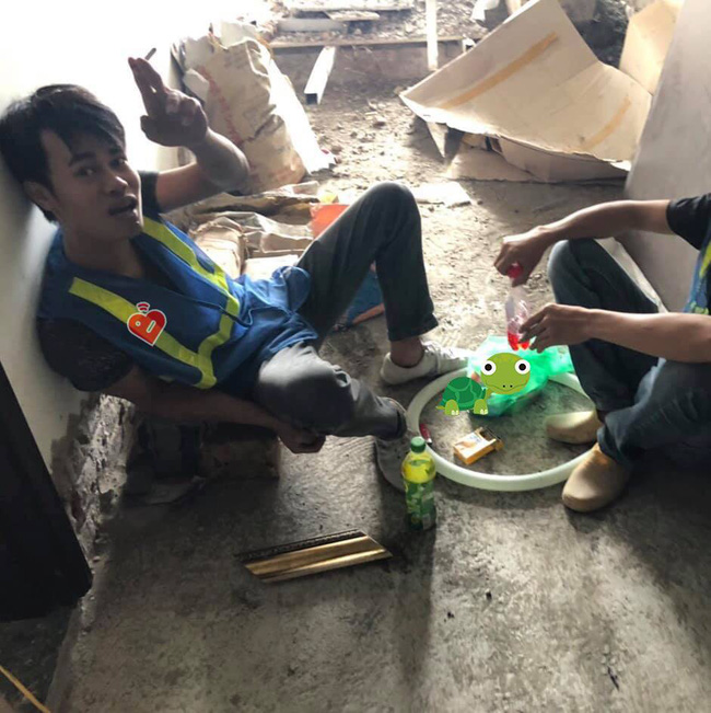 Dân mạng phát hiện Đặng Văn Lâm sửa điện, Văn Toàn đi làm phụ hồ kiếm thêm trong lúc rảnh rỗi và sự thật