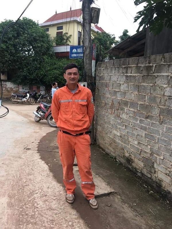 Dân mạng phát hiện Đặng Văn Lâm sửa điện, Văn Toàn đi làm phụ hồ kiếm thêm trong lúc rảnh rỗi và sự thật