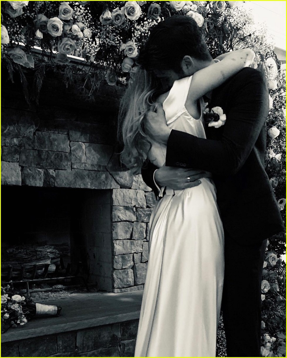 Miley Cyrus phản ứng hóm hỉnh trước tin đồn bầu bí với Liam Hemsworth