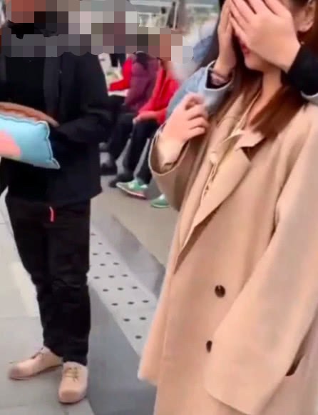 Kỳ công xếp hoa thành hình trái tim để tỏ tình với crush, chàng trai hết hồn khi bị cô lao công thẳng tay quét sạch