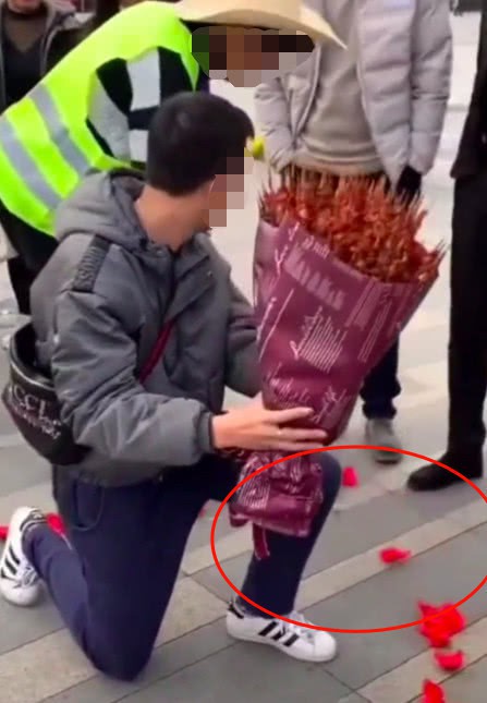 Kỳ công xếp hoa thành hình trái tim để tỏ tình với crush, chàng trai hết hồn khi bị cô lao công thẳng tay quét sạch