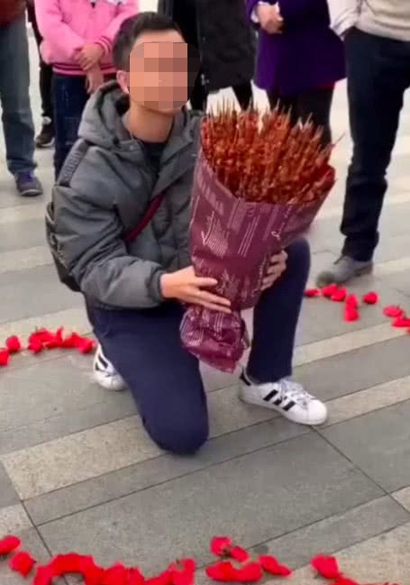 Kỳ công xếp hoa thành hình trái tim để tỏ tình với crush, chàng trai hết hồn khi bị cô lao công thẳng tay quét sạch