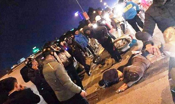 Xe Innova lấn làn tông liên hoàn 2 xe máy trên cầu vượt Phú Sơn, 4 người nguy kịch