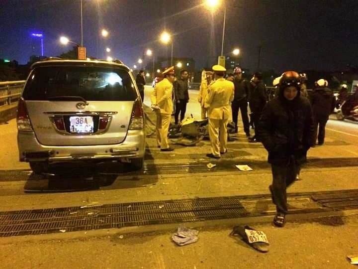 Xe Innova lấn làn tông liên hoàn 2 xe máy trên cầu vượt Phú Sơn, 4 người nguy kịch