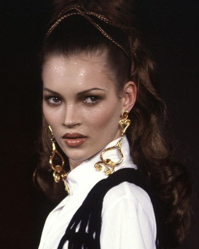 Nhan sắc mặn mà của siêu mẫu Kate Moss ở tuổi 45