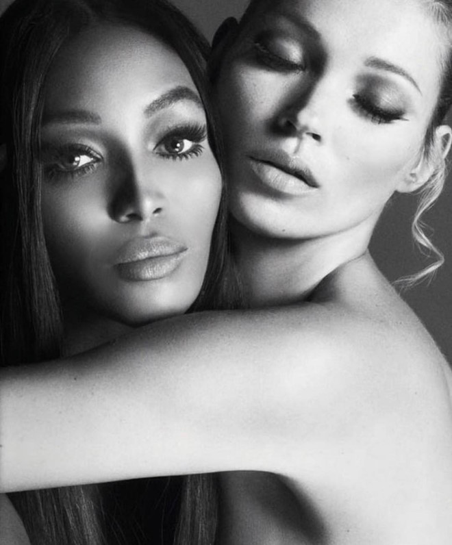 Nhan sắc mặn mà của siêu mẫu Kate Moss ở tuổi 45