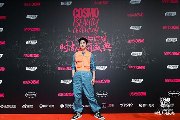 Lý Quí Khánh mặc đồ tôn da trắng tới mức sáng choang ba góc phố khi dự show của Louis Vuitton