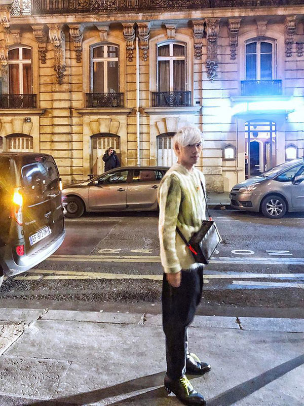 Lý Quí Khánh mặc đồ tôn da trắng tới mức sáng choang ba góc phố khi dự show của Louis Vuitton