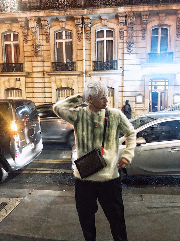 Lý Quí Khánh mặc đồ tôn da trắng tới mức sáng choang ba góc phố khi dự show của Louis Vuitton