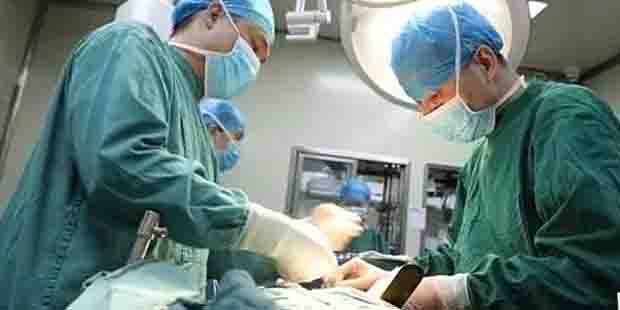 Bị đau bụng phải nhập viện, bác sĩ lấy ra 2.000 viên sỏi mật, nguyên nhân lại do chính thói quen ăn uống của cô