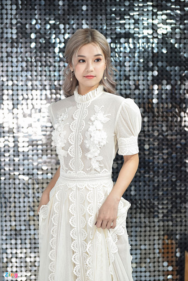 Trương Ngọc Ánh, Khả Ngân lộ vòng hai kém thon ở lễ trao giải