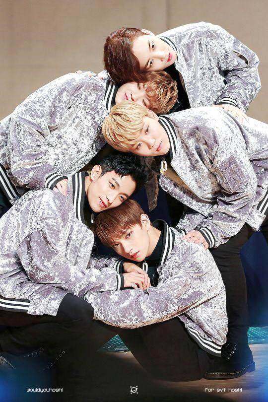 Giới trẻ Việt rộ trào lưu gác đầu lên nhau chụp ảnh nhóm hài hước