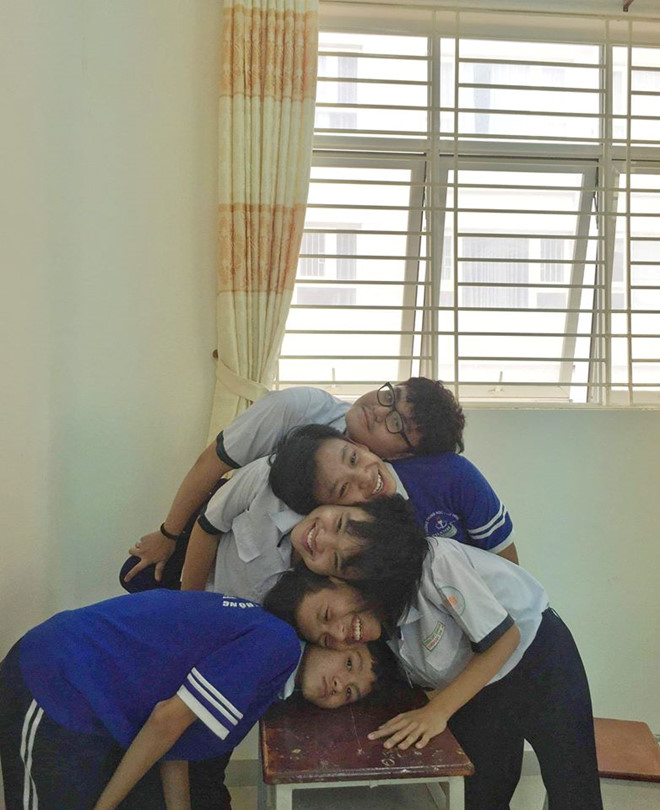 Giới trẻ Việt rộ trào lưu gác đầu lên nhau chụp ảnh nhóm hài hước