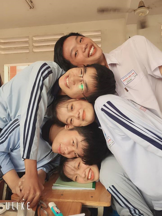 Giới trẻ Việt rộ trào lưu gác đầu lên nhau chụp ảnh nhóm hài hước