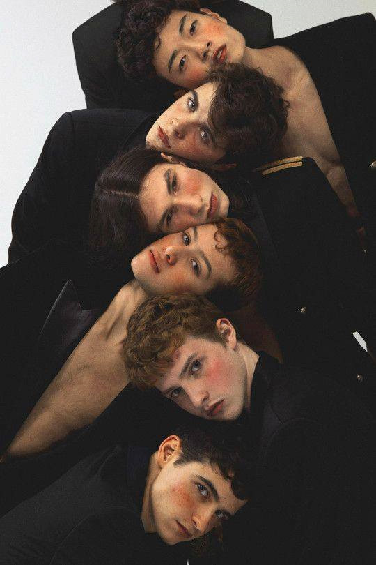 Giới trẻ Việt rộ trào lưu gác đầu lên nhau chụp ảnh nhóm hài hước