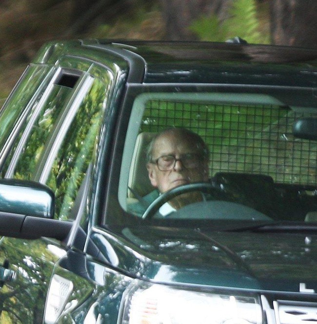 Vận xui đeo bám Hoàng gia Anh: Chồng Nữ hoàng gặp tai nạn xe hơi nghiêm trọng, trong đó có trẻ 10 tháng tuổi