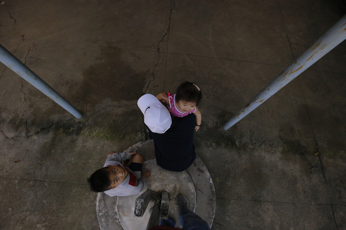 Buốt lòng tiếng khóc con thơ mất cả cha lẫn mẹ dưới bánh xe container