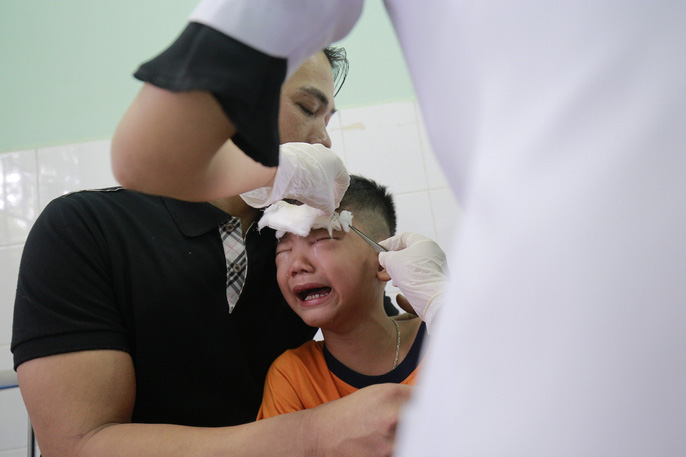 Buốt lòng tiếng khóc con thơ mất cả cha lẫn mẹ dưới bánh xe container