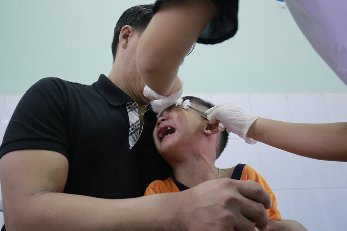 Buốt lòng tiếng khóc con thơ mất cả cha lẫn mẹ dưới bánh xe container