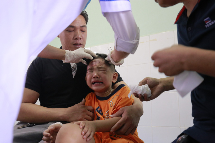 Buốt lòng tiếng khóc con thơ mất cả cha lẫn mẹ dưới bánh xe container