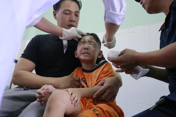 Buốt lòng tiếng khóc con thơ mất cả cha lẫn mẹ dưới bánh xe container