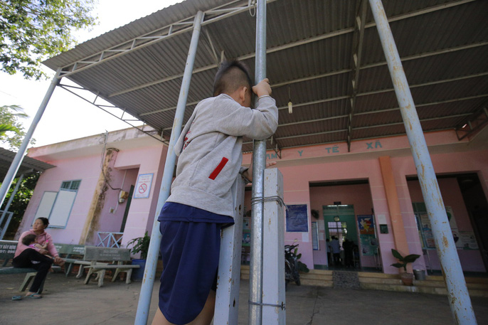 Buốt lòng tiếng khóc con thơ mất cả cha lẫn mẹ dưới bánh xe container