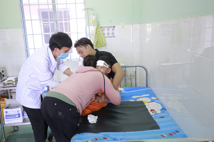 Buốt lòng tiếng khóc con thơ mất cả cha lẫn mẹ dưới bánh xe container