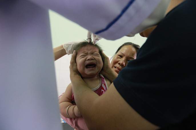 Buốt lòng tiếng khóc con thơ mất cả cha lẫn mẹ dưới bánh xe container